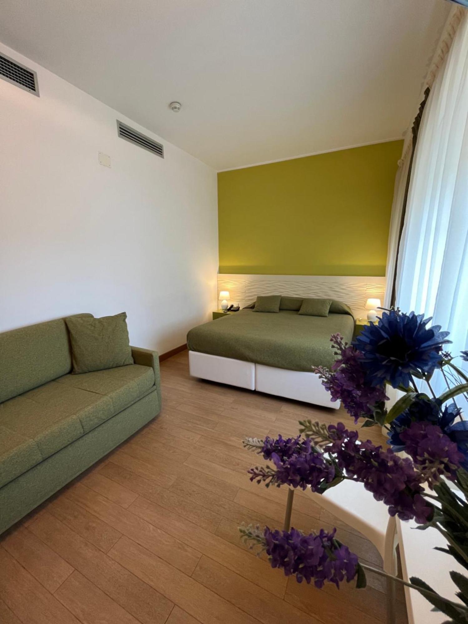 Hotel Mon Pays Riccione Kültér fotó