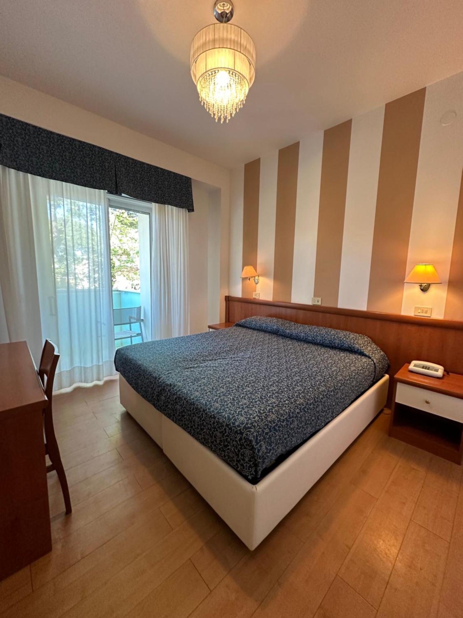 Hotel Mon Pays Riccione Kültér fotó